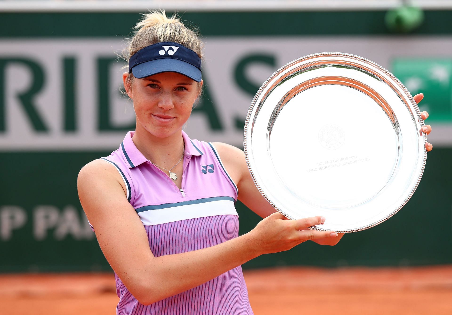 Linda Noskova with the 2021 French Open Girls' Singles trophy. (Source: Getty)